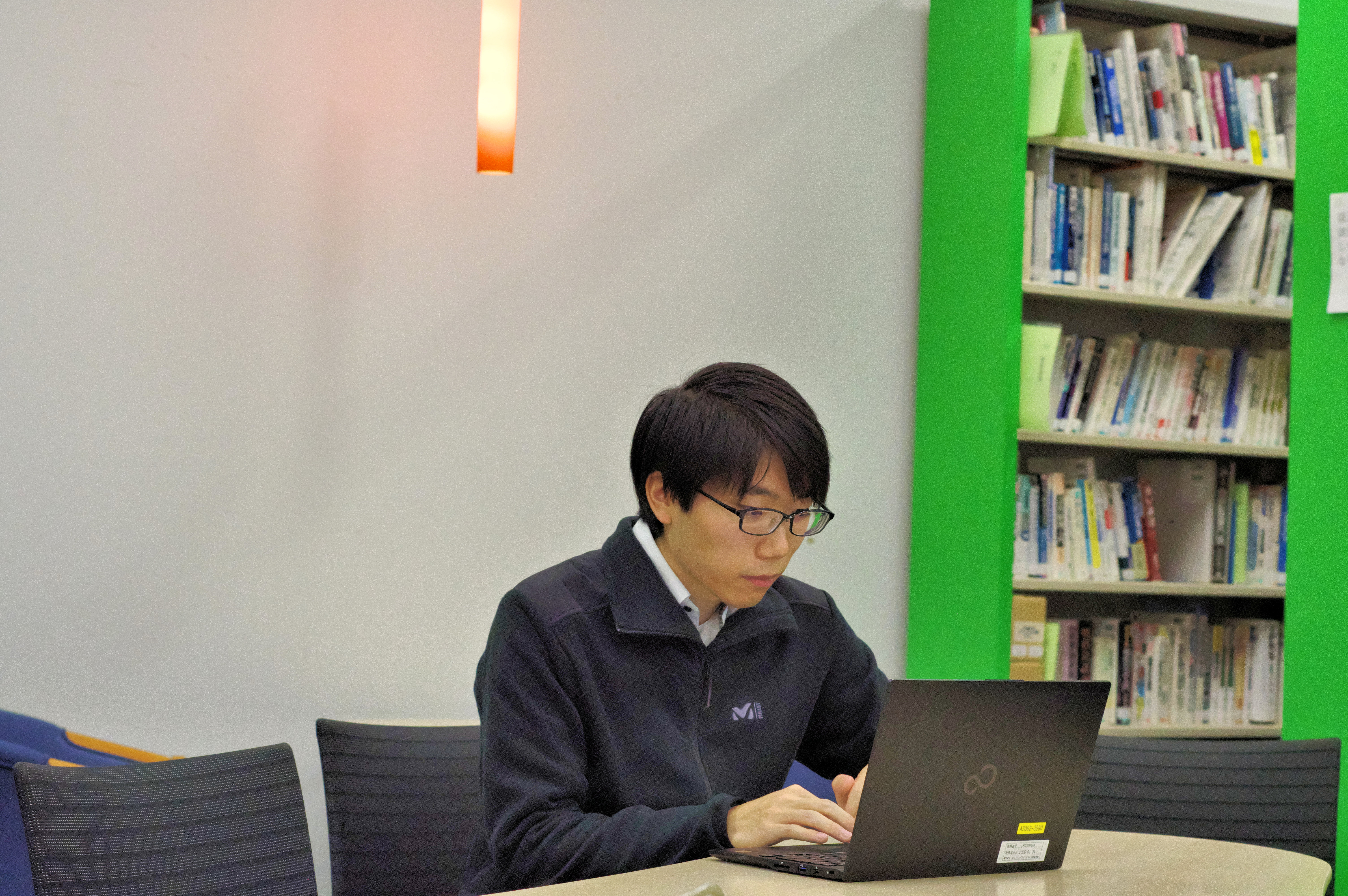 ノートPCに向かく社員M.H