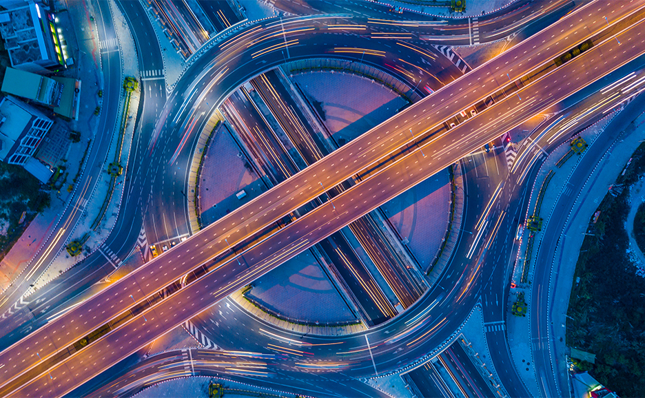 俯瞰する夜の高速道路,インターチェンジの円