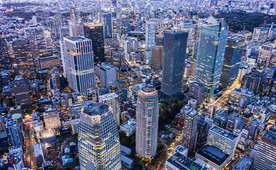 高層ビルが立ち並ぶ都市の夜景画像