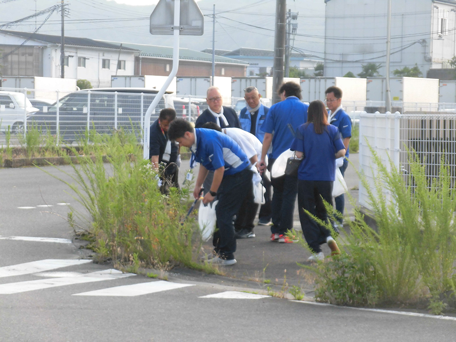 工場周辺の清掃活動の様子