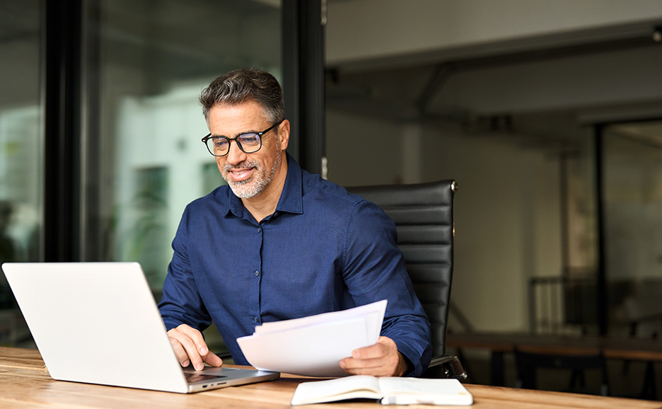 マニュアルを見ながら操作する男性