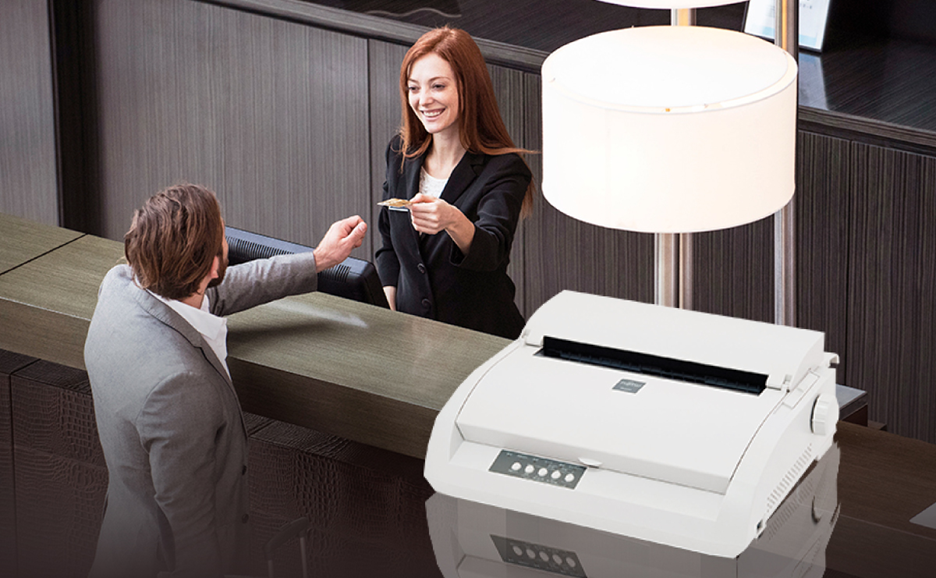 DL3000シリーズプリンタ製品の画像が、フロントでカードキーを受け取る人の画像を背景に浮かんでいます。