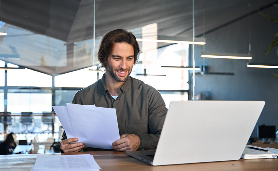 マニュアルに助けれられて笑顔の男性