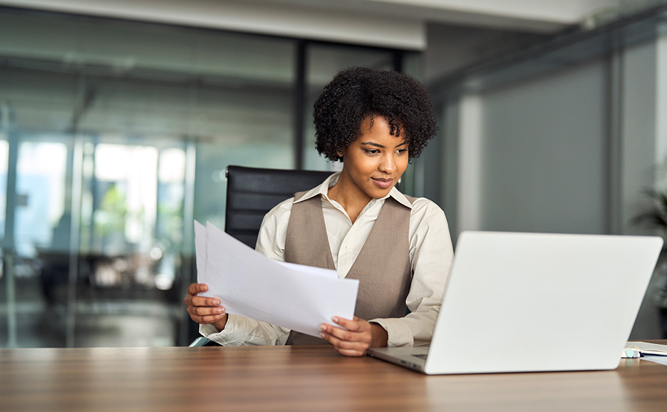 マニュアルを確認する女性