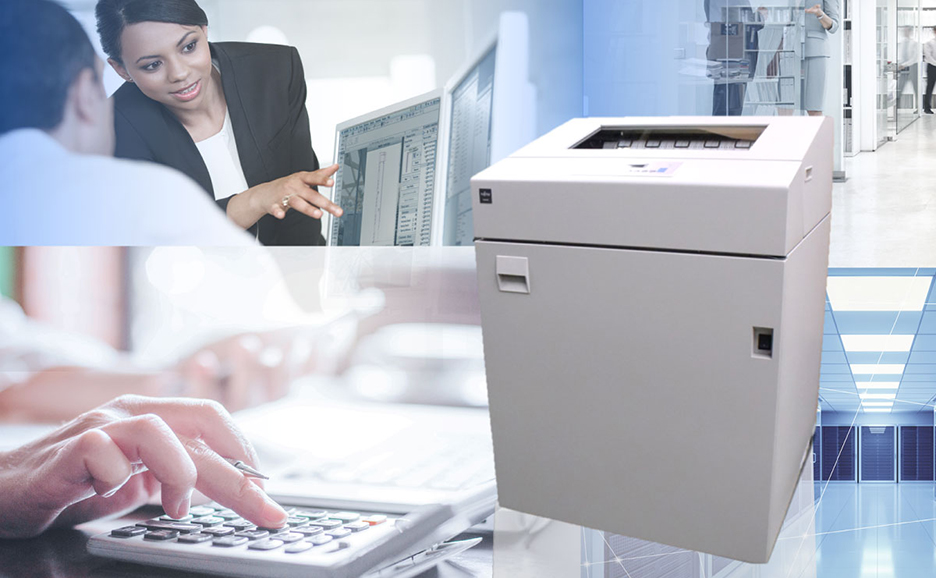 電卓をたたく手元、モニターを見てアドバイスする女性、オフィスの様子を背景に浮かぶfit8000シリーズプリンタ商品画像