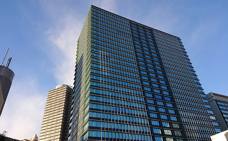 下から見上げる社屋ビル