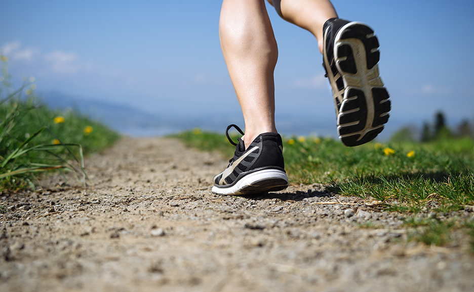 一本道を駆けていくランナーの足元