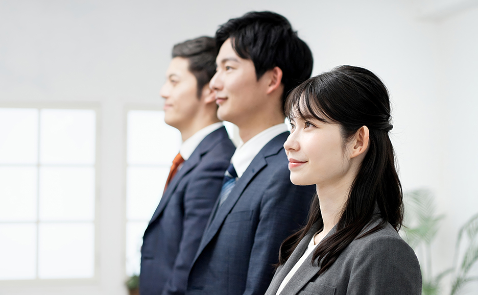 立ち上がる笑顔の若手ビジネスパーソン