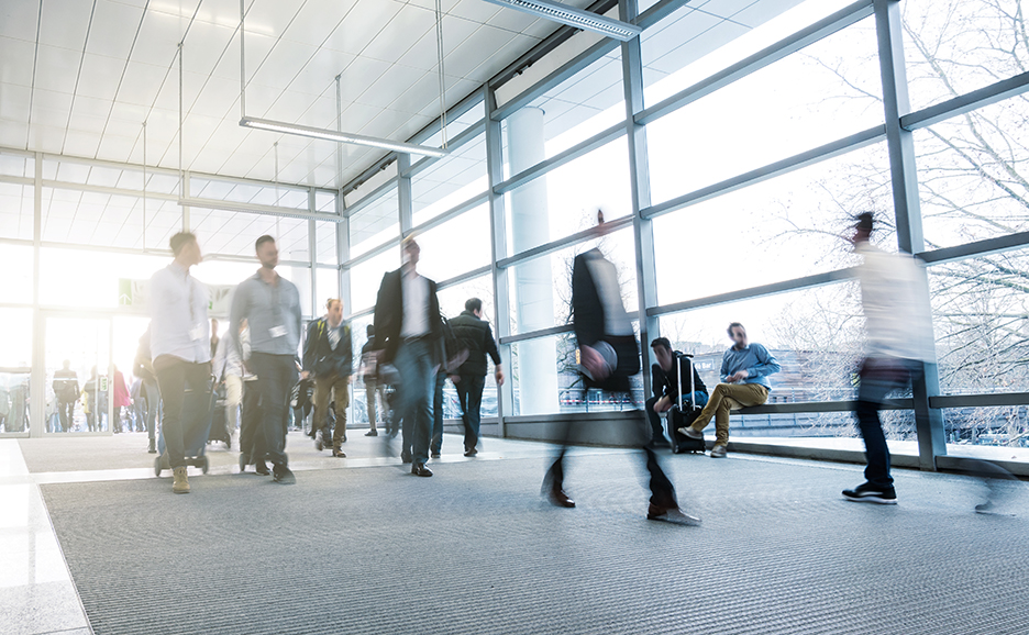 スローシャッター,オフィスの廊下を往来する従業員