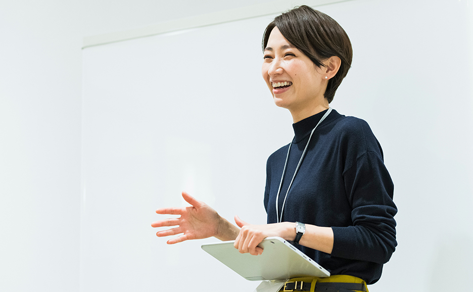 研修で参加者に向けて話をしている講師