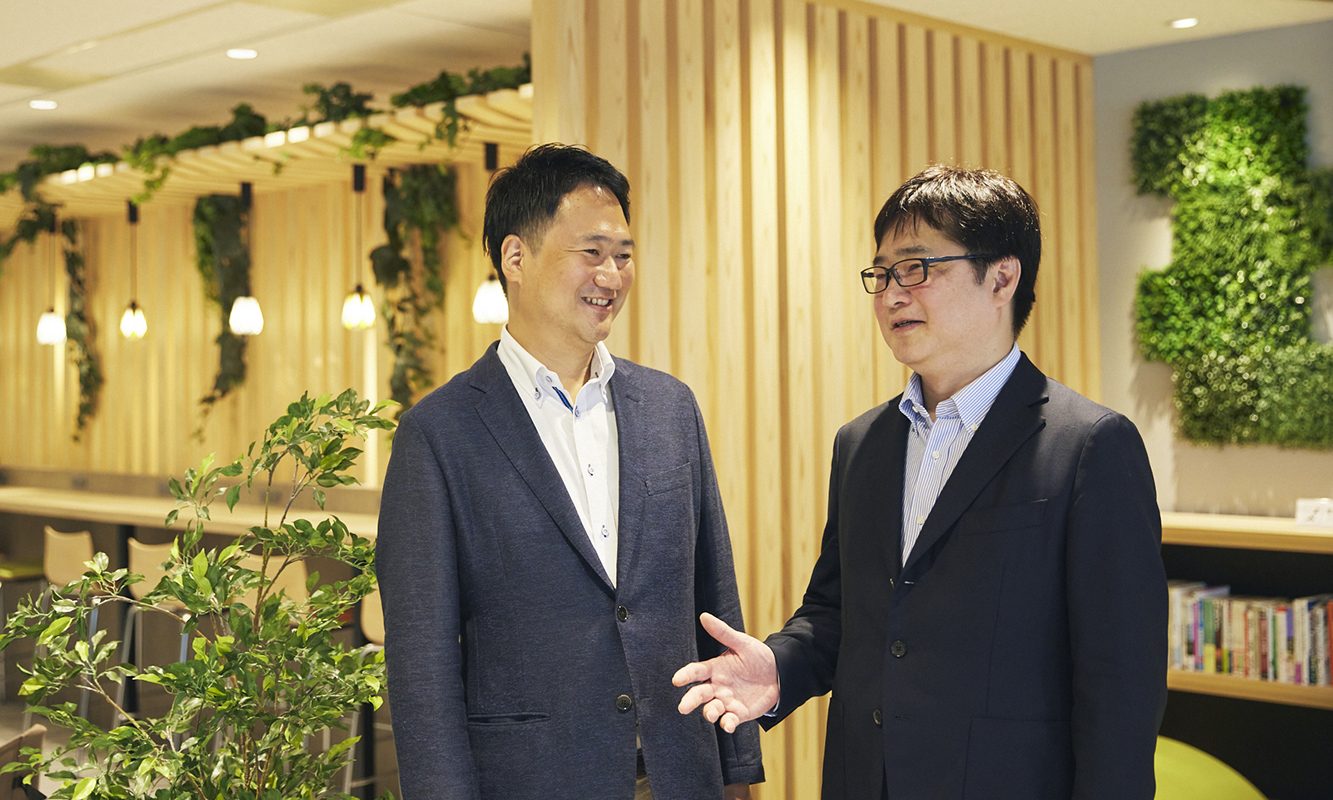 SEイノベーション本部 磯野亮様(左)、コーポレート本部 山田有様(右)