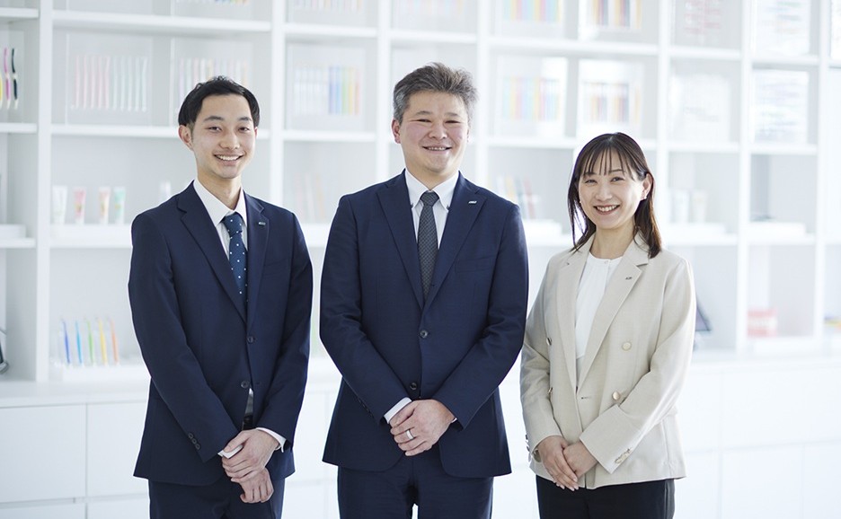 株式会社ジーシー （左から）東京支店 生体材料係　村上和樹様、 デンタルインフォメーションセンター 学術研修課　道井貴幸様、 人事部 人事課 人材開発係　岩澤優花様