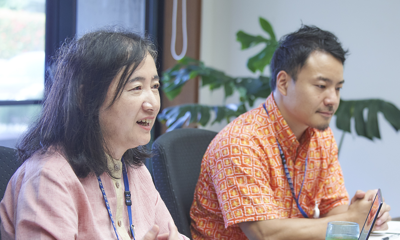 所長 倉科和子様(左)と JICA沖縄 研修業務課 専門嘱託 大城洋作様(右)