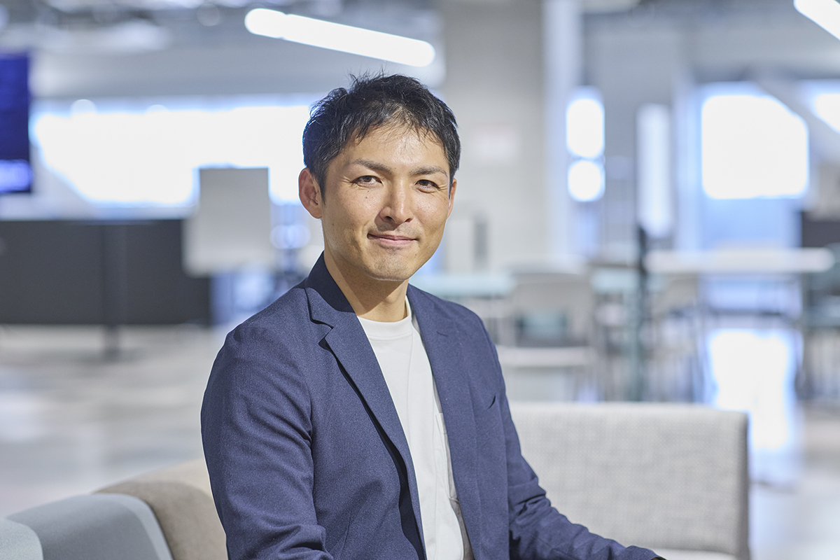 ICT推進本部 デジタル戦略企画室 DX人材育成グループのグループ長として、DX人材育成施策の実行や関連情報の発信、社内外パートナーとの共創活動において中心的役割を担っている山下 智史 様の写真