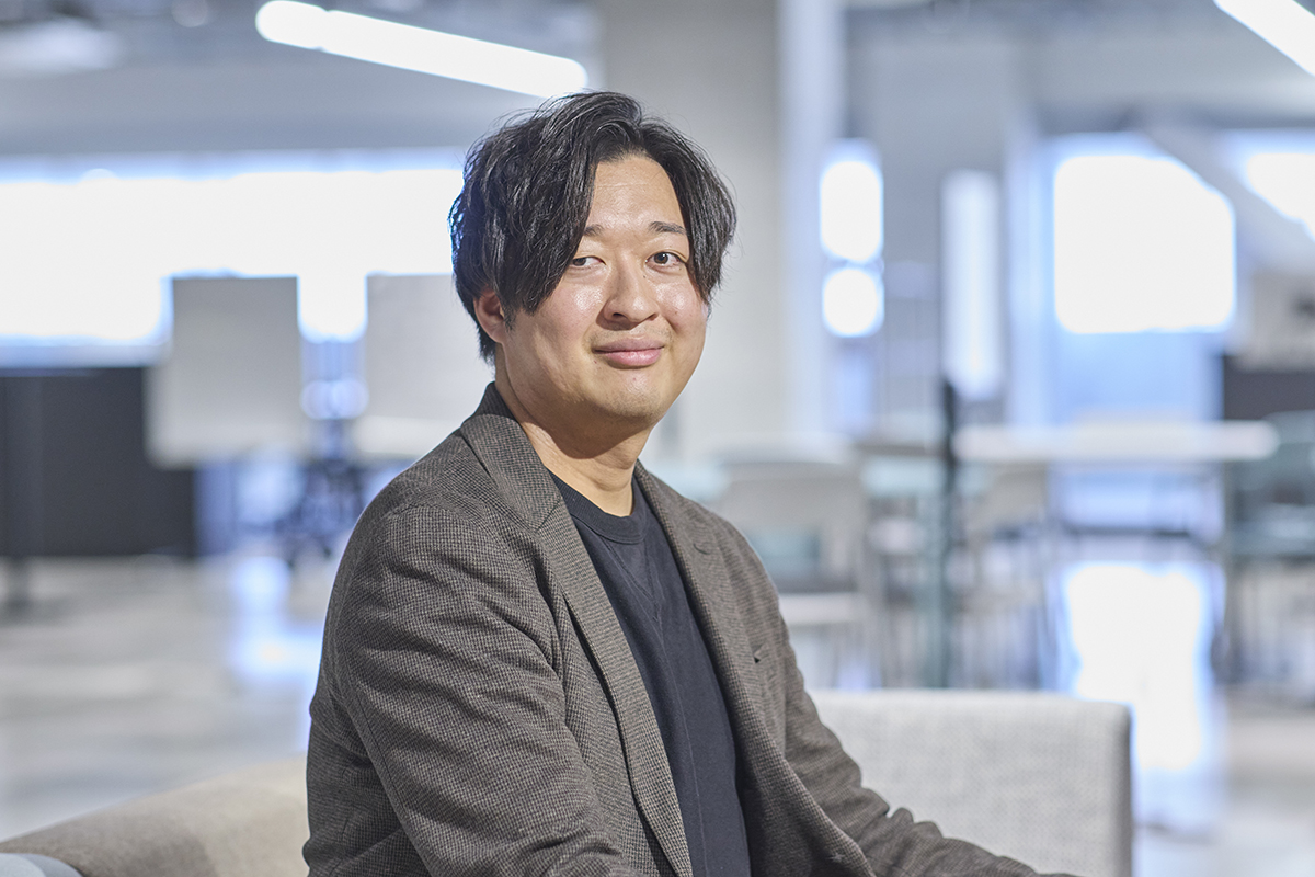 ICT推進本部 デジタル戦略企画室 DX人材育成グループにおいて、全社員がデジタルについて最低限知り、扱えるようになるための人材育成施策の企画立案を主に担当している山口 広暉 様の写真