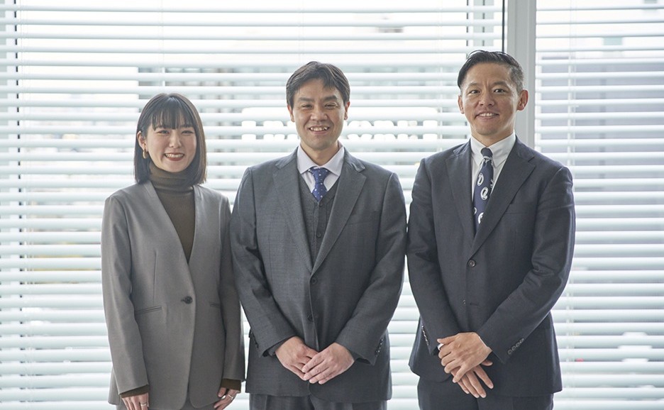 株式会社 中島董商店 経営企画部 DX推進課 担当課長　三宅淳平様（右） 株式会社nakato 業務部 業務課 課長　石井義章様（中央） 株式会社トウ・アドキユーピー 広告宣伝部 広告宣伝一課　小笠原澪様（左）
