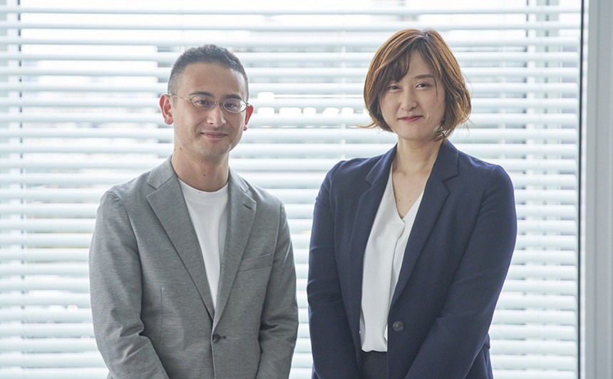 富士通ラーニングメディア ナレッジサービス事業本部 古舘 孝敏(左)、カスタマーサクセス本部 伊藤 倫子 (右)