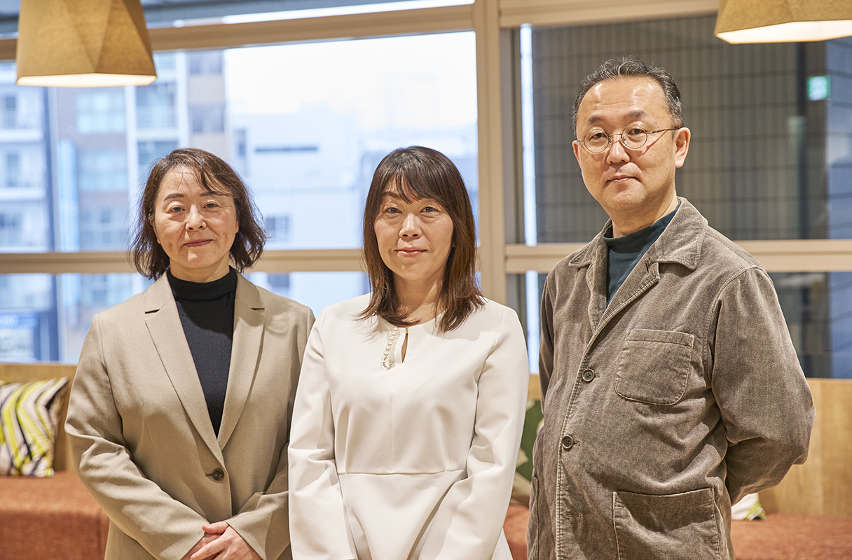 コミュニケーションデザインサービス事業部 下野 宏美(左)、マネージャー 濱田 美千代(中央)、石川 明慶(右)