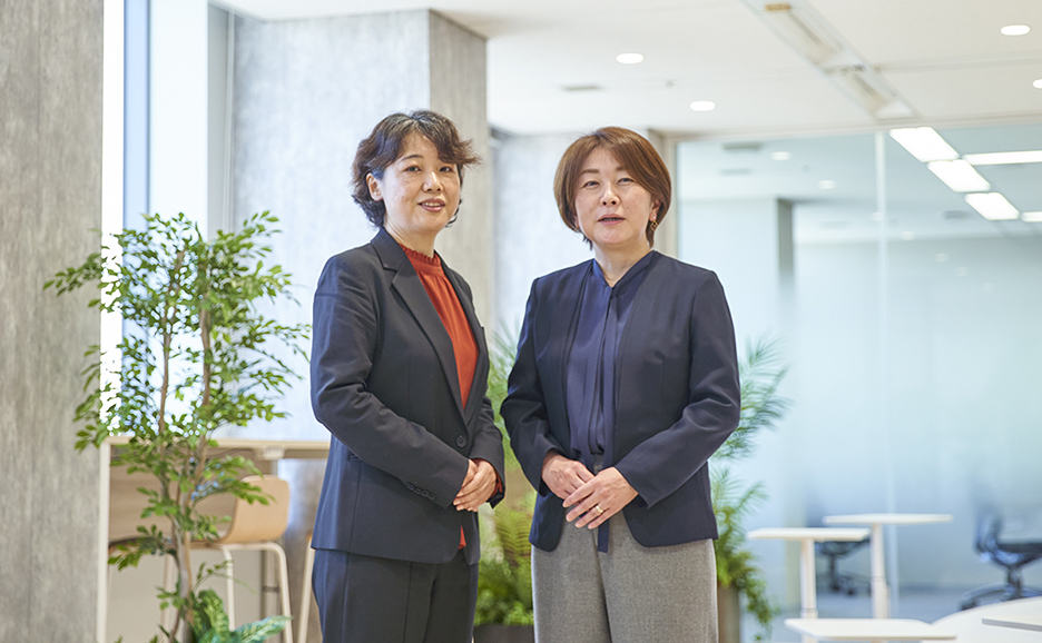 NTTアドバンステクノロジ株式会社 人事部タレントマネジメント推進室室長 後藤斉衣子様（左）と担当課長代理 古川明美様（右）
