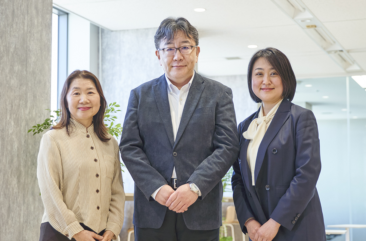 ナレッジサービス事業本部 (左から)村島 敦子、鈴木 昌和、藤田 るり子
