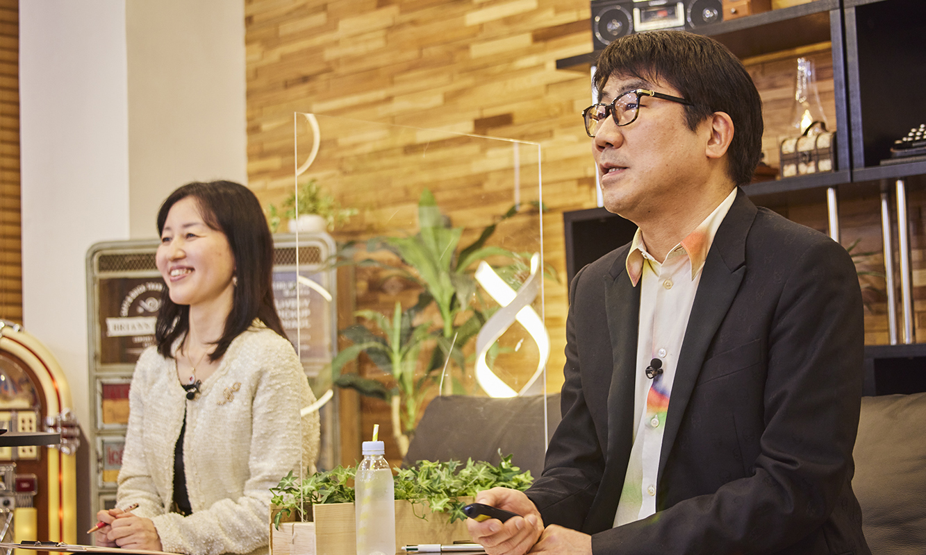 富士通ラーニングメディアの坂本美奈(写真左)と音楽プロデューサー・ベーシスト 亀田 誠治氏(写真右)