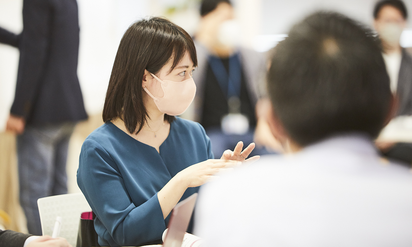 話を聞く女性の横顔