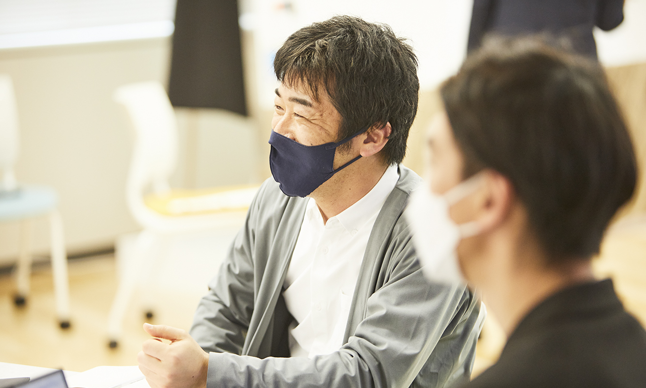 和やかに議論する男性