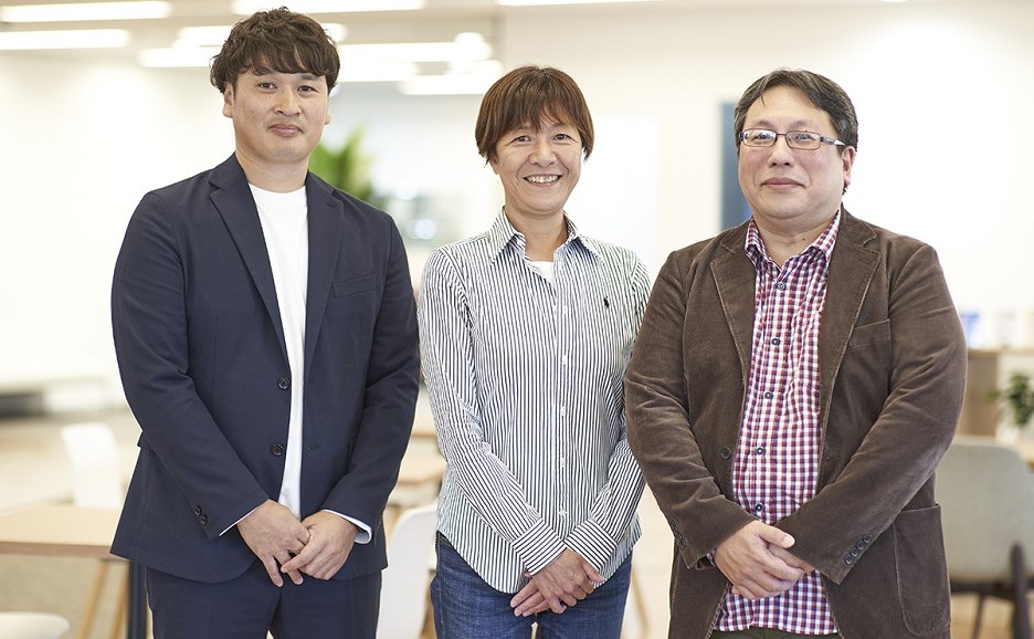 ナレッジサービス事業本部 マネージャー 渡邉潤（左）、ナレッジサービス事業本部 本部長 三原乙恵（中）、ナレッジサービス事業本部 シニアディレクター 松田克也（右）