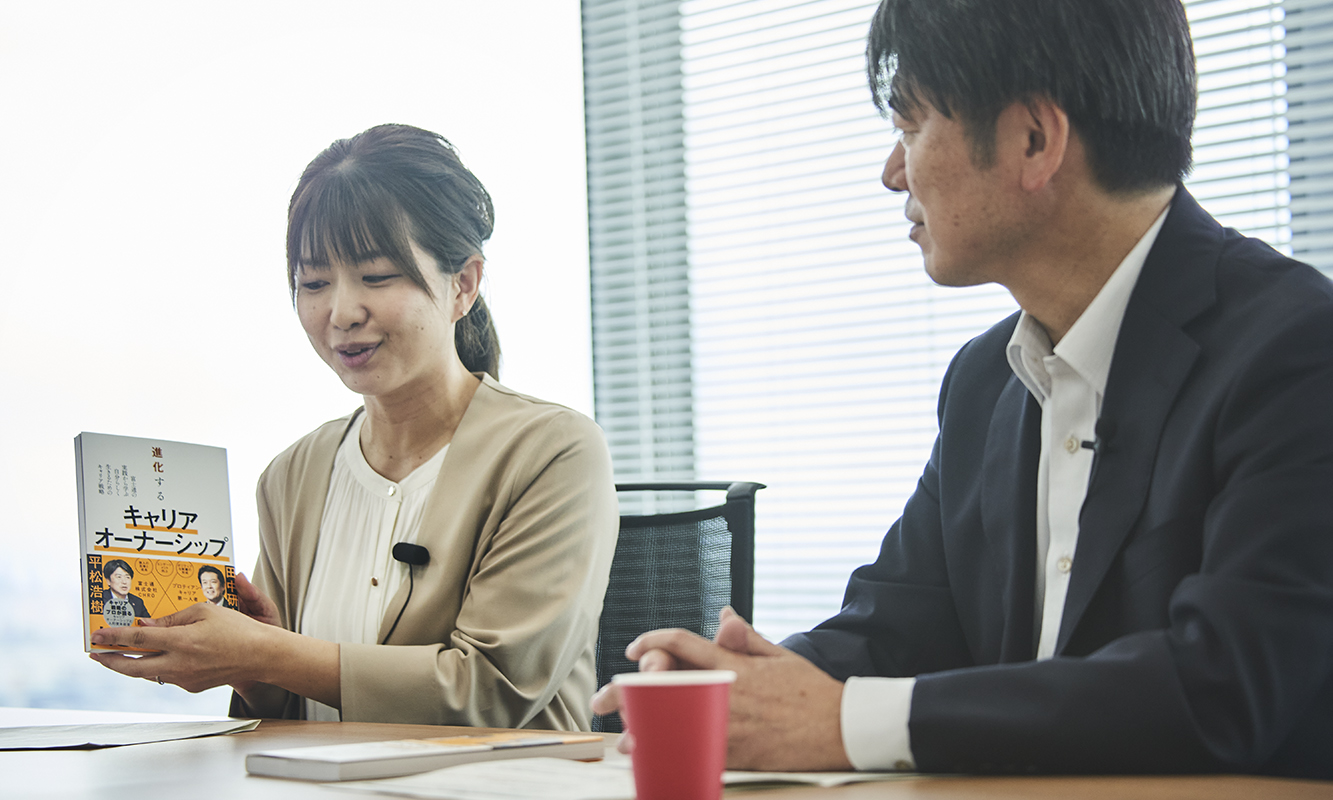 富士通株式会社 取締役執行役員 SEVP CHRO 平松 浩樹(右)、 小西 千晴(左)