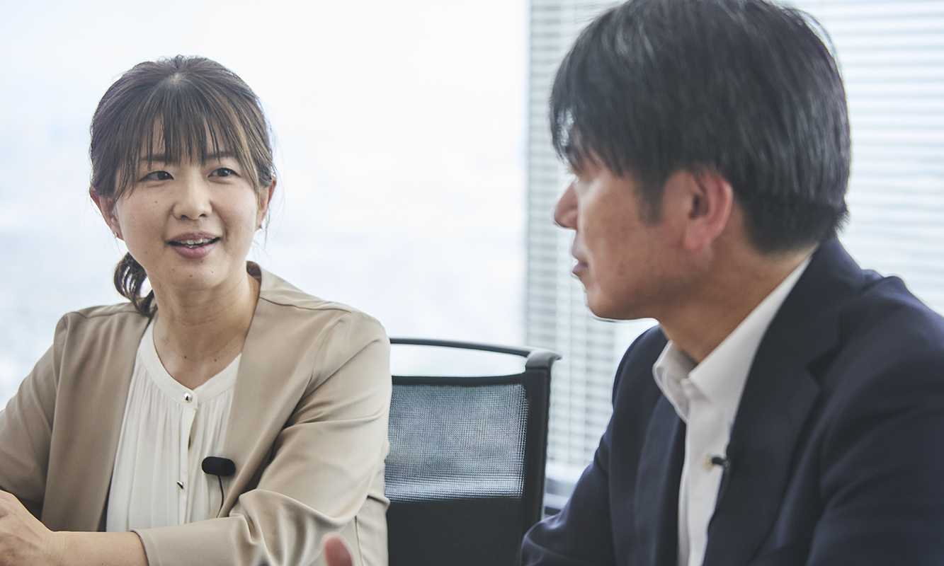 富士通株式会社 取締役執行役員 SEVP CHRO 平松 浩樹(右)、株式会社富士通ラーニングメディア 小西 千晴(左)
