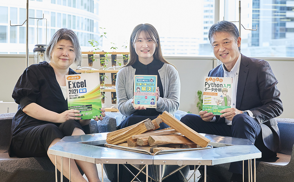 ナレッジエクスペリエンスサービス事業本部 出版サービス事業部 開発リーダー 山本寛子（左）、ナレッジエクスペリエンスサービス事業本部 出版サービス事業部 ライター 崎村奈央（中）、レッジエクスペリエンスサービス事業本部 出版サービス事業部 ライター 三笠敬一郎（右）