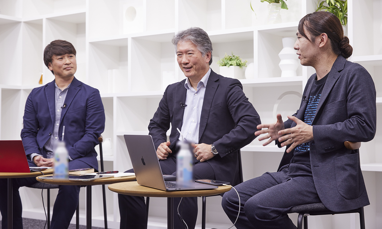 株式会社富士通ラーニングメディア ナレッジサービス事業本部 シニアディレクター 渡邉 潤(左)、株式会社富士通ラーニングメディア 代表取締役社長 佐竹 秀彦(中央)、合同会社機械経営 代表 安野 貴博 氏(右)