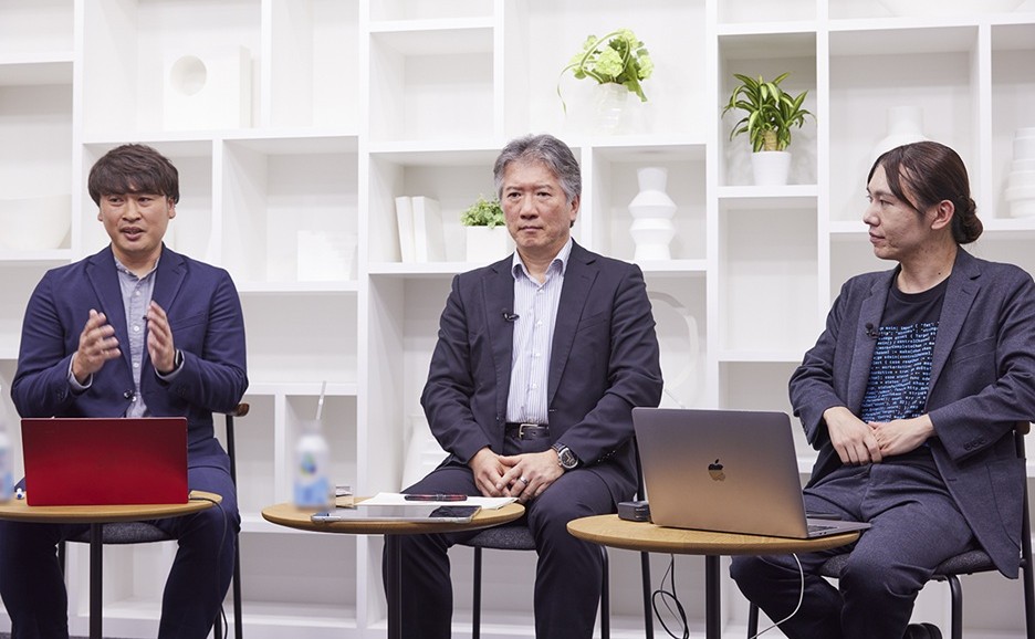 株式会社富士通ラーニングメディア ナレッジサービス事業本部 シニアディレクター 渡邉 潤（左）、株式会社富士通ラーニングメディア 代表取締役社長 佐竹 秀彦（中央）、合同会社機械経営 代表 安野 貴博 氏（右）