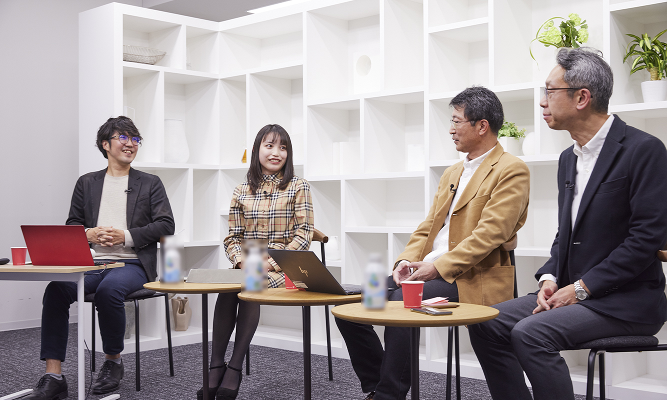 左からナレッジサービス事業本部 マネージャー 前田 真太郎、富士通株式会社 総務本部 ワークスタイル戦略室 aerukamoプロジェクトリーダー 岡安 明香、カナデビア株式会社(旧・日立造船)ICT推進本部 デジタル戦略企画室室長 白川 哲也 氏、株式会社北海道ジェイ・アール・システム開発 企画・業務支援ユニット 企画部 部長 大庭 久和 氏