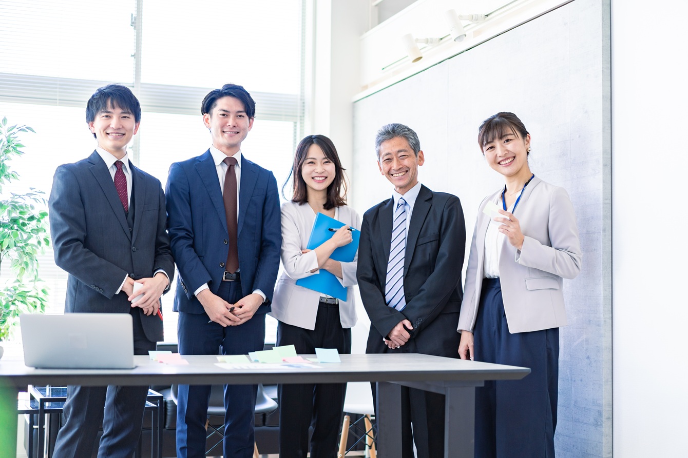 若手がそろうビジネスチーム