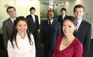 富士通オフィス前の社員