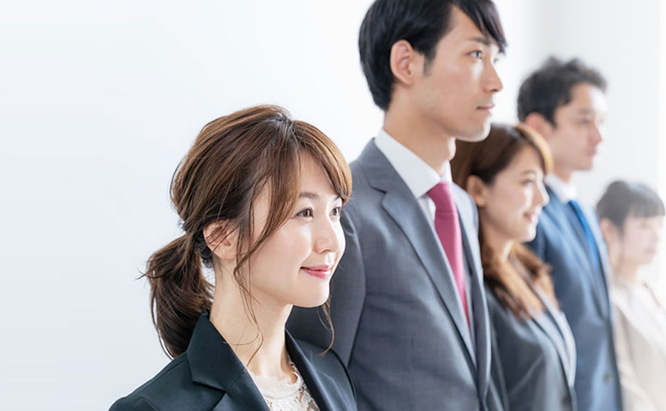 列に並んだビジネスパーソンたち。