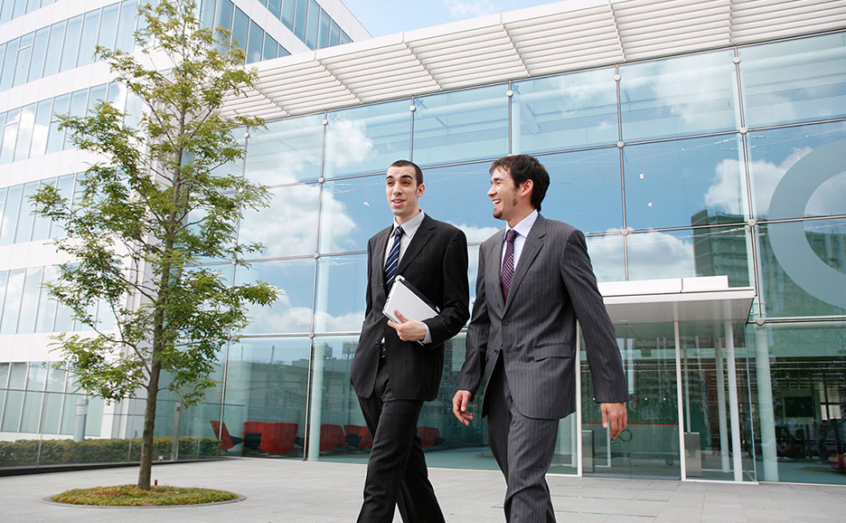 会話をしながら歩く二人の男性ビジネスマン