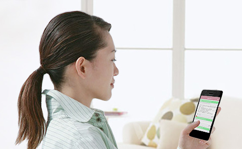 横を向いた女性がスマホを持っている。