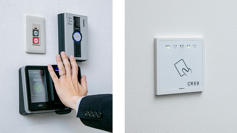 左に顔認証の入退室管理機と手のひらをかざす手、右にカードリーダー。手前にはON/OFFボタン。