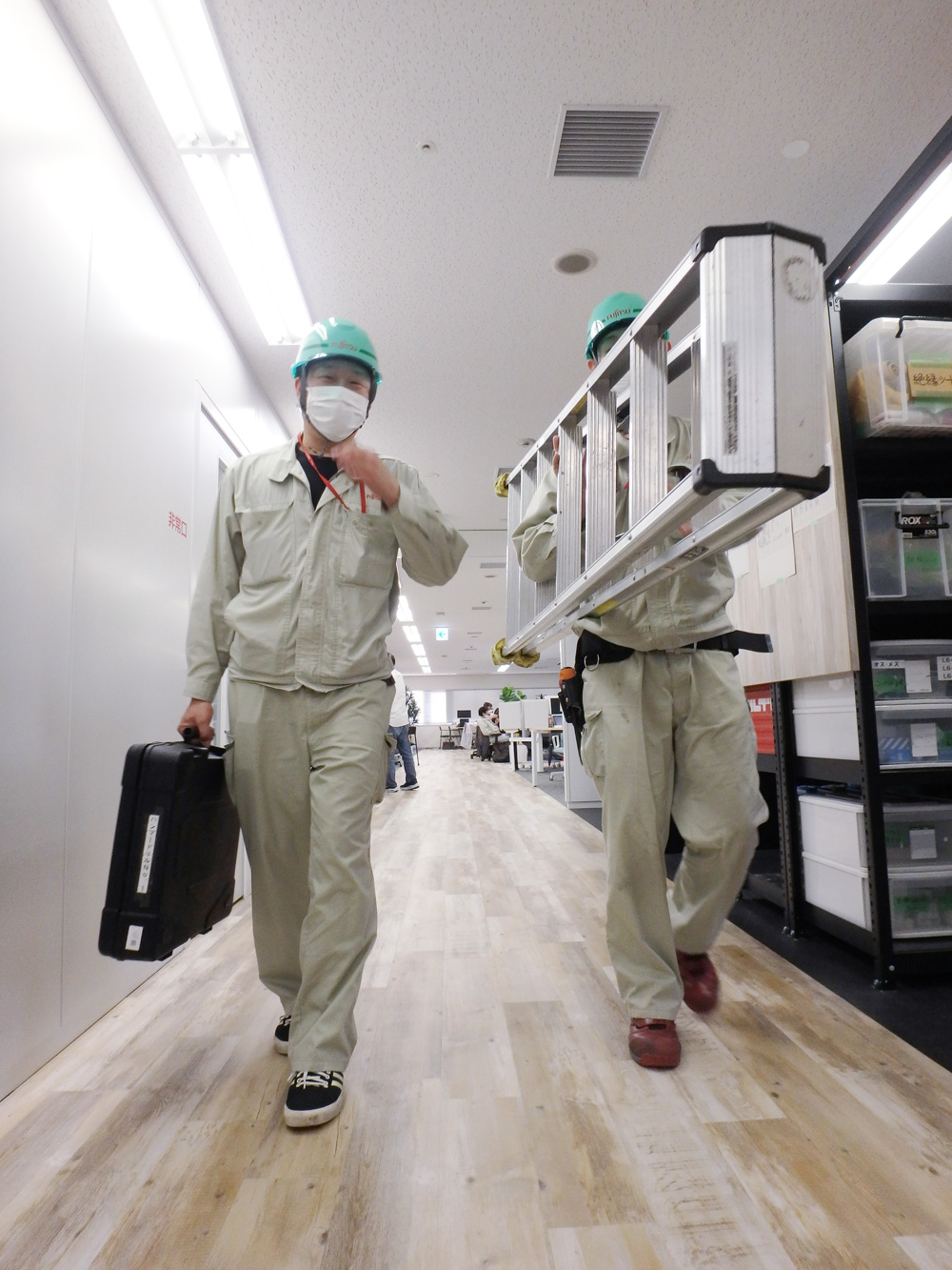 電気工事の現場で働く様子