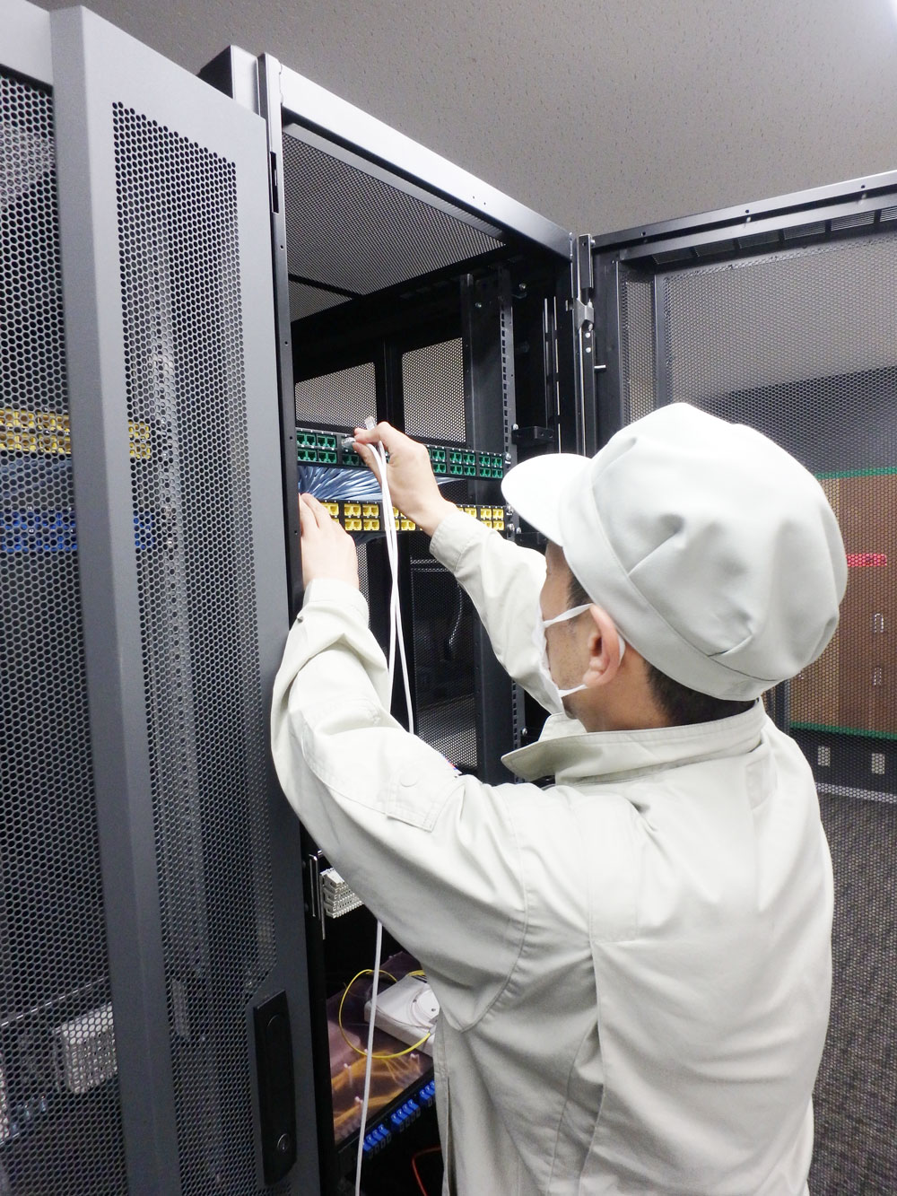 情報工事の現場で働く様子