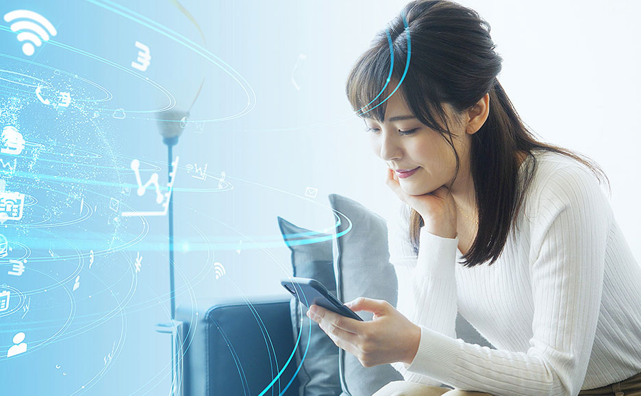 笑顔の女性がスマートフォンを操作し、青い背景にAIとテクノロジーのアイコンが浮かび上がる様子。