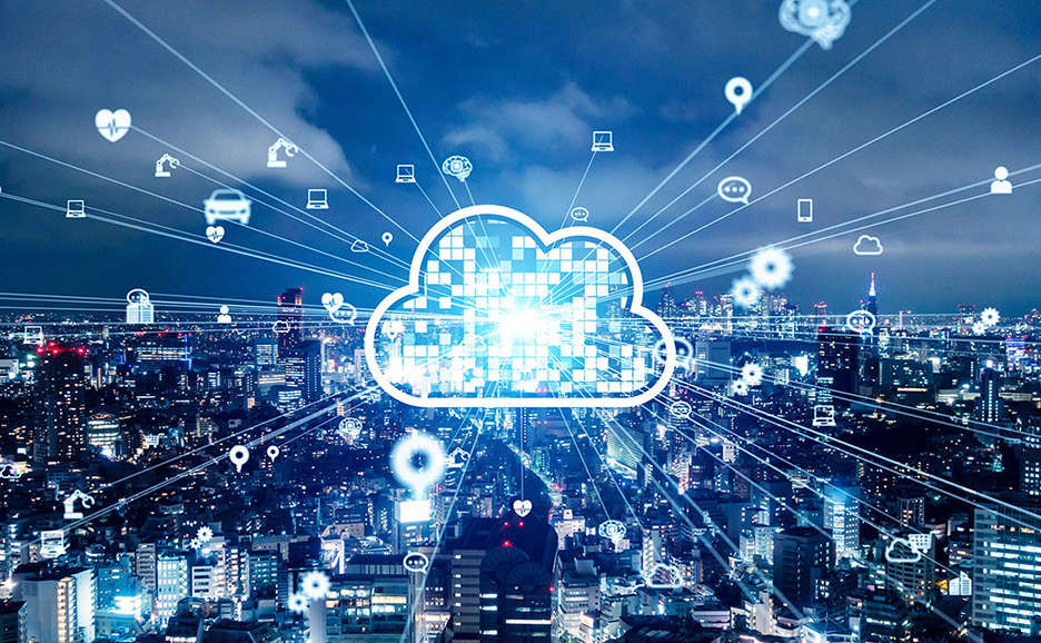 夜景のビル群の上空にクラウドコンピューティングのアイコンがあり、そこからデータが放射線状に広がる様子。