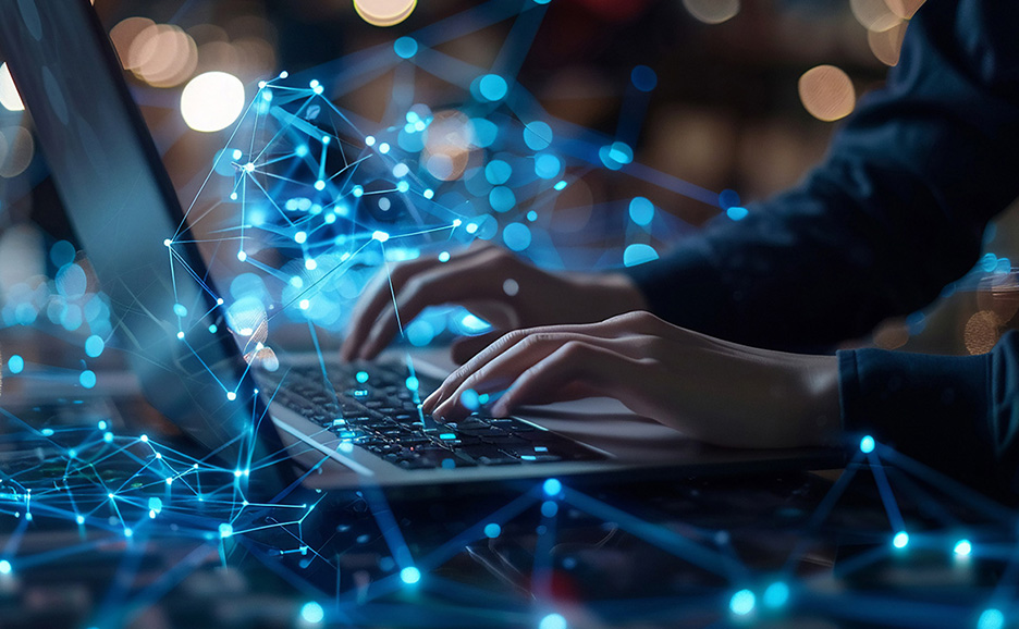 ノートパソコンでタイピングする手。画面とキーボードからデータ通信を表現するメッシュ状の青い光が広がる。