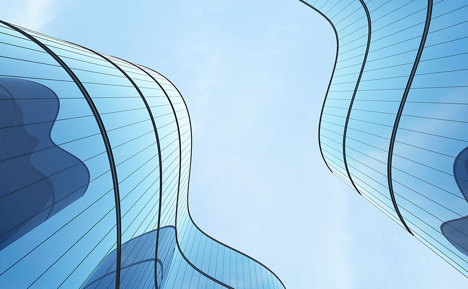 青い空を背景に、波打つように湾曲したガラス張りの近代的な建物を下から見上げた構図