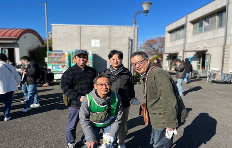 河川敷清掃活動へ参加の様子