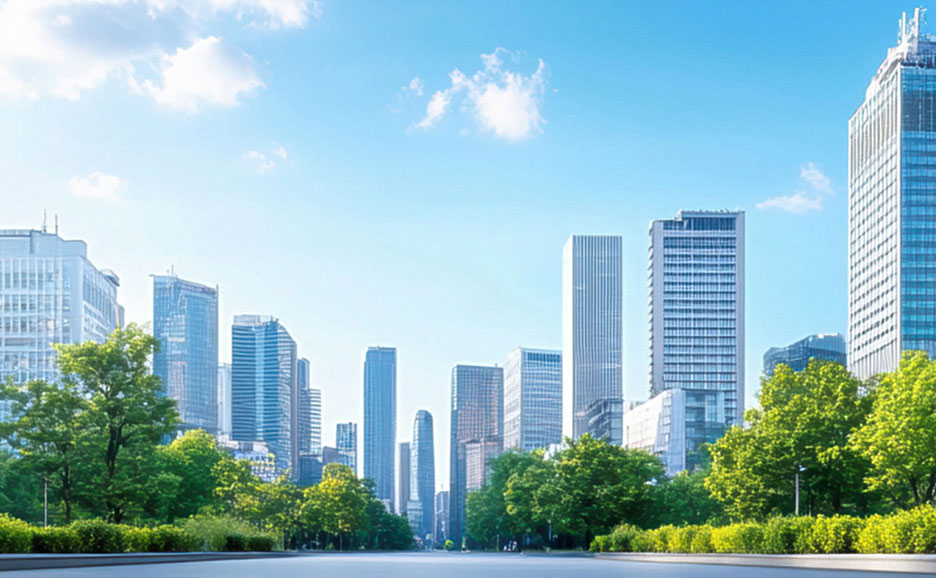 晴れた日に撮影された、広がる青い空と白い雲、緑豊かな木々に囲まれた高層ビル群のある都市の景観