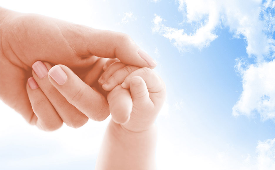 大人の指を握る赤ちゃんの小さな手。背景には青い空と白い雲が写っています。