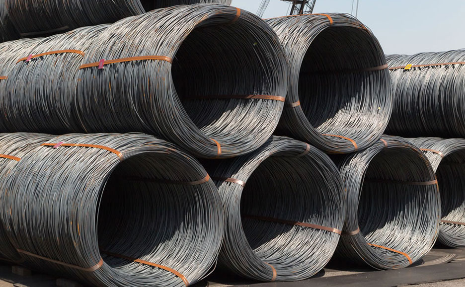 工事現場で積み重ねられた鉄筋の山